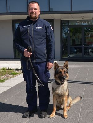 przewodnik ze swoim psem służbowym