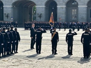 uczestnicy uroczystości na placu podczas obchodów 200-lecia ustanowienia Policji Narodowej Hiszpanii