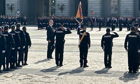 uczestnicy uroczystości na placu podczas obchodów 200-lecia ustanowienia Policji Narodowej Hiszpanii