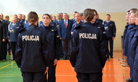 policjanci na sali podczas ślubowania