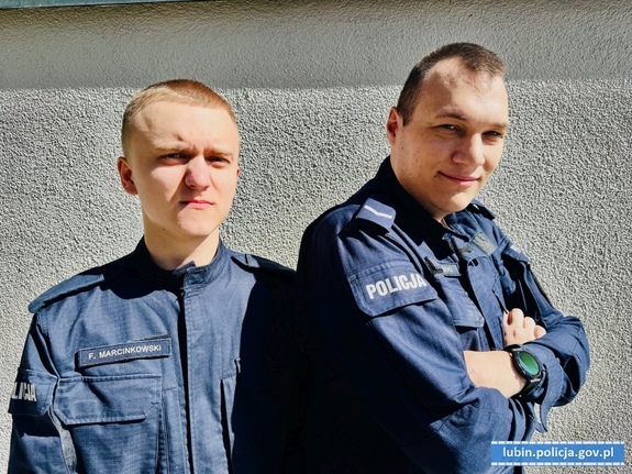 policjanci stoją koło siebie