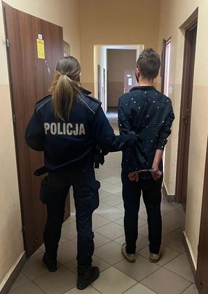 policjantka z mężczyzną zatrzymanym za usiłowanie oszustwa