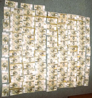 poukładane obok siebie banknoty 200 złotowe na stole