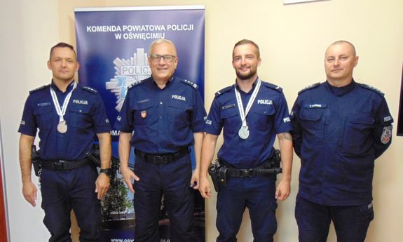 policjanci pozują do zdjęcia