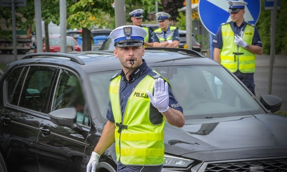 Policjant ruchu drogowego kieruje ruchem