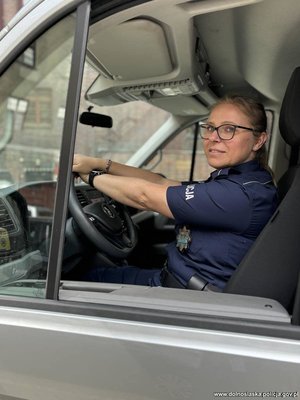 policjantka siedzi w radiowozie