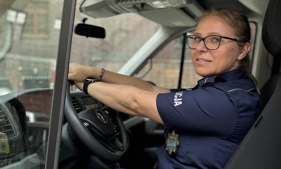 policjantka siedzi w radiowozie