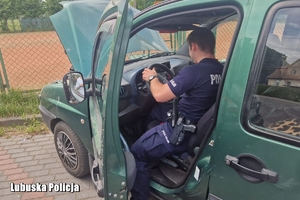 policjant pomaga odpalić samochód