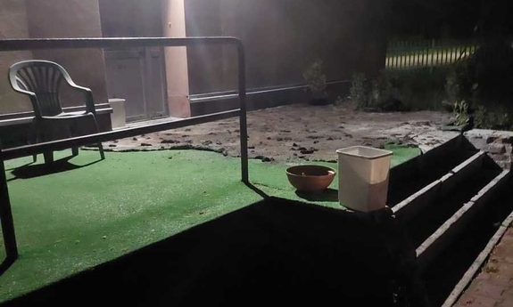ugaszona trawa przy wyjściu ewakuacyjnym
