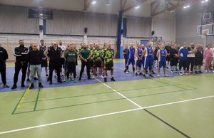uczestnicy mistrzostw stoją na hali sportowej podczas uroczystości otwarcia