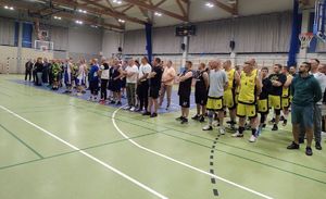 uczestnicy mistrzostw stoją na hali sportowej podczas uroczystości otwarcia