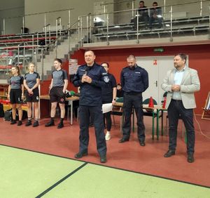uczestnicy mistrzostw stoją na hali sportowej podczas uroczystości otwarcia