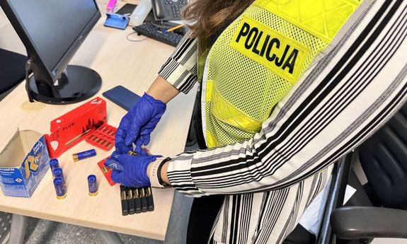 kobieta zabezpiecza broń