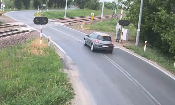 samochód wjeżdżający na przejazd kolejowy