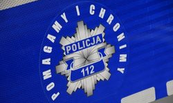 logo Pomagamy i chronimy na drzwiach radiowozu policyjnego