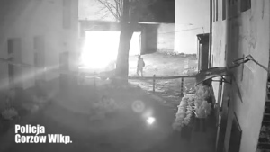 Stopklatka z nagrania monitoringu przedstawia sylwetkę mężczyzny, który podpalił auto