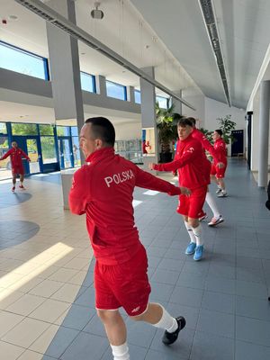zawodnicy się rozgrzewają
