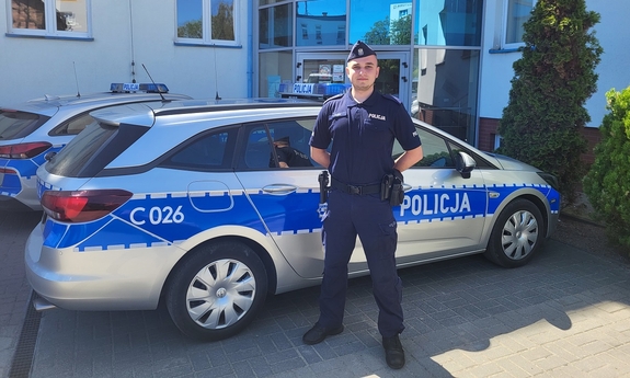 policjant przy radiowozie