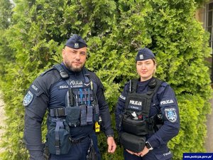 policjanci stoją na tle zieleni