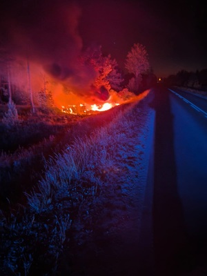 pora nocna, płonący samochód