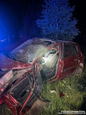 czerwony samochód po wypadku