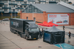 na zdjęciu escapetruck na parkingu we Wrocławiu