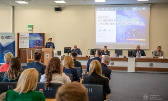 uczestnicy konferencji siedzą na auli słuchając wystąpienia prelegenta