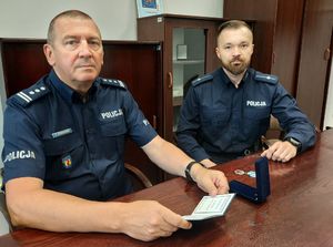 policjanci siedzą przy biurku