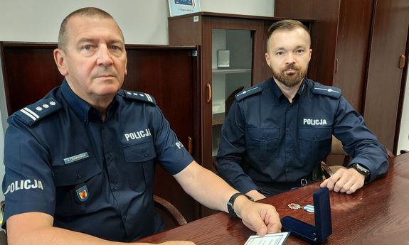 policjanci siedzą przy biurku