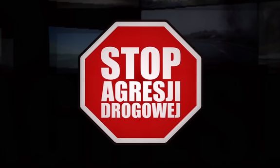 czerwony znak drogowy a w środku biały napis: Stop agresji drogowej