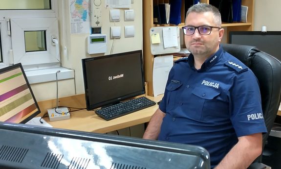 Oficer dyżurny KPP w Radziejowie na stanowisku asp.szt. Remigiusz Wiśniewski