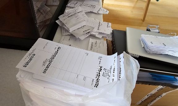 fałszywe recepty i puste leżą w kartonach