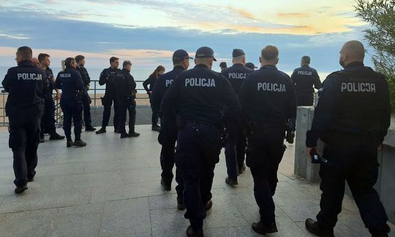 grupa policjantów omawiająca sytuację