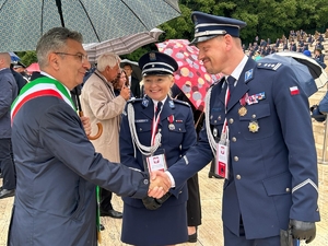 Podczas uroczystości Komendant Główny Policji insp. Marek Boroń i Oficer Łącznikowy polskiej Policji we Włoszech podinsp. Magdalena Sochacka.