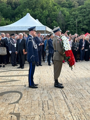 komendant główny policji składa wieniec kwiatów