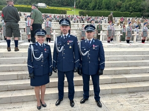 Podczas uroczystości Komendantowi Głównemu Policji insp. Makowi Boroniowi towarzyszył Dyrektor Biura Międzynarodowej Współpracy Policji mł. insp. Ireneusz Sieńko oraz Oficer Łącznikowy polskiej Policji we Włoszech podinsp. Magdalena Sochacka.