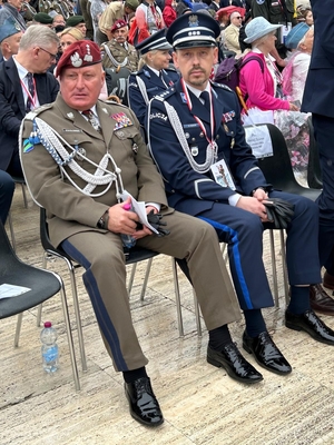 komendant główny policji i żołnierz podczas uroczystości