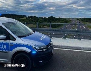 radiowóz stoi na wiadukcie
