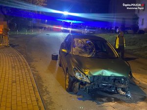 Pora wieczorowa. Rozbite auto na jezdni.