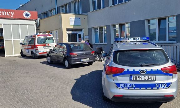 radiowóz pod szpitalem po zakończonym pilotażu