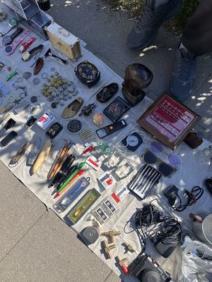 różne przedmioty rozłożone na białej tkaninie