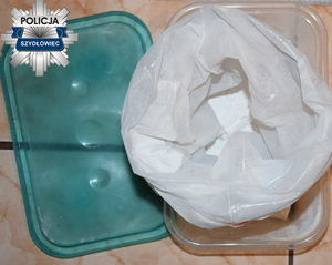 biała substancja w otwartym woreczku foliowym