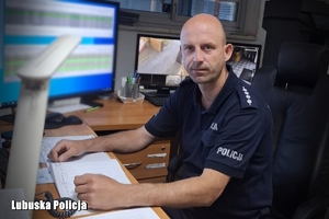 policjant siedzi przy biurku
