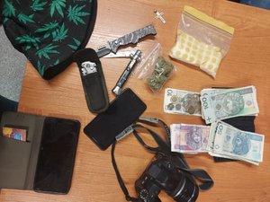 odzyskane przez policjantów przedmioty i zabezpieczone środki odurzające
