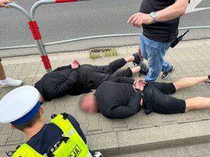 zatrzymani leżą na chodniku