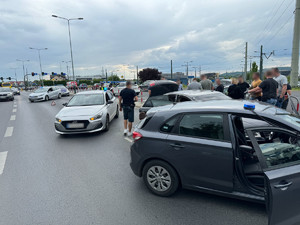 zatrzymany ruch i samochody na dwóch pasach