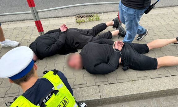 zatrzymani leżą na chodniku