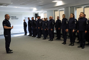 oficer przemawia do zebranych policjantów