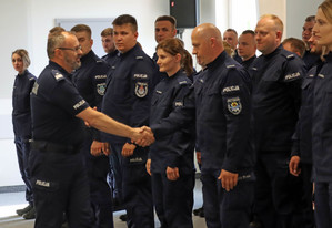 umundurowany oficer ściska dłoń zebranym policjantom