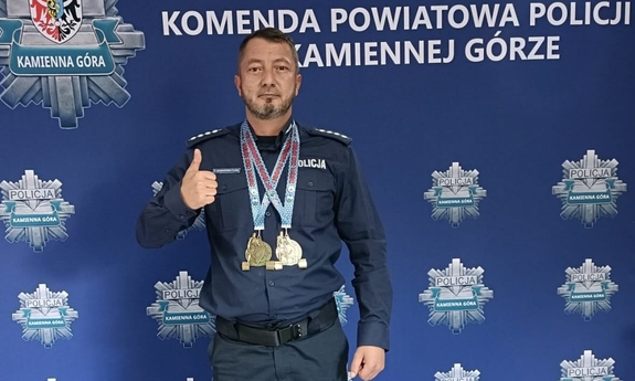 sp. szt. Roch Szumarowski-Plewa z medalami na szyi